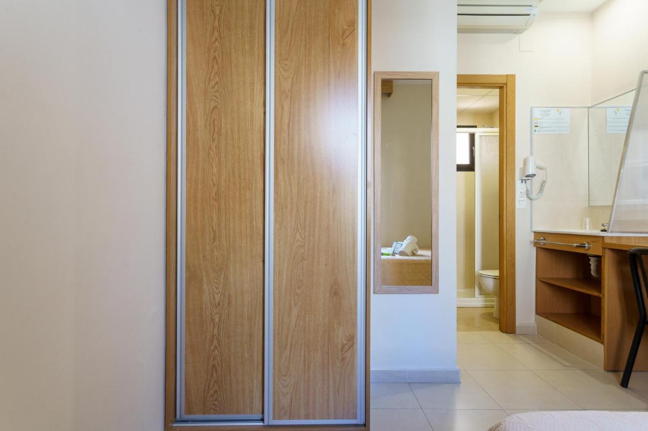 Hostal Costabella Powered By Faro Homes Фуэнхирола Экстерьер фото