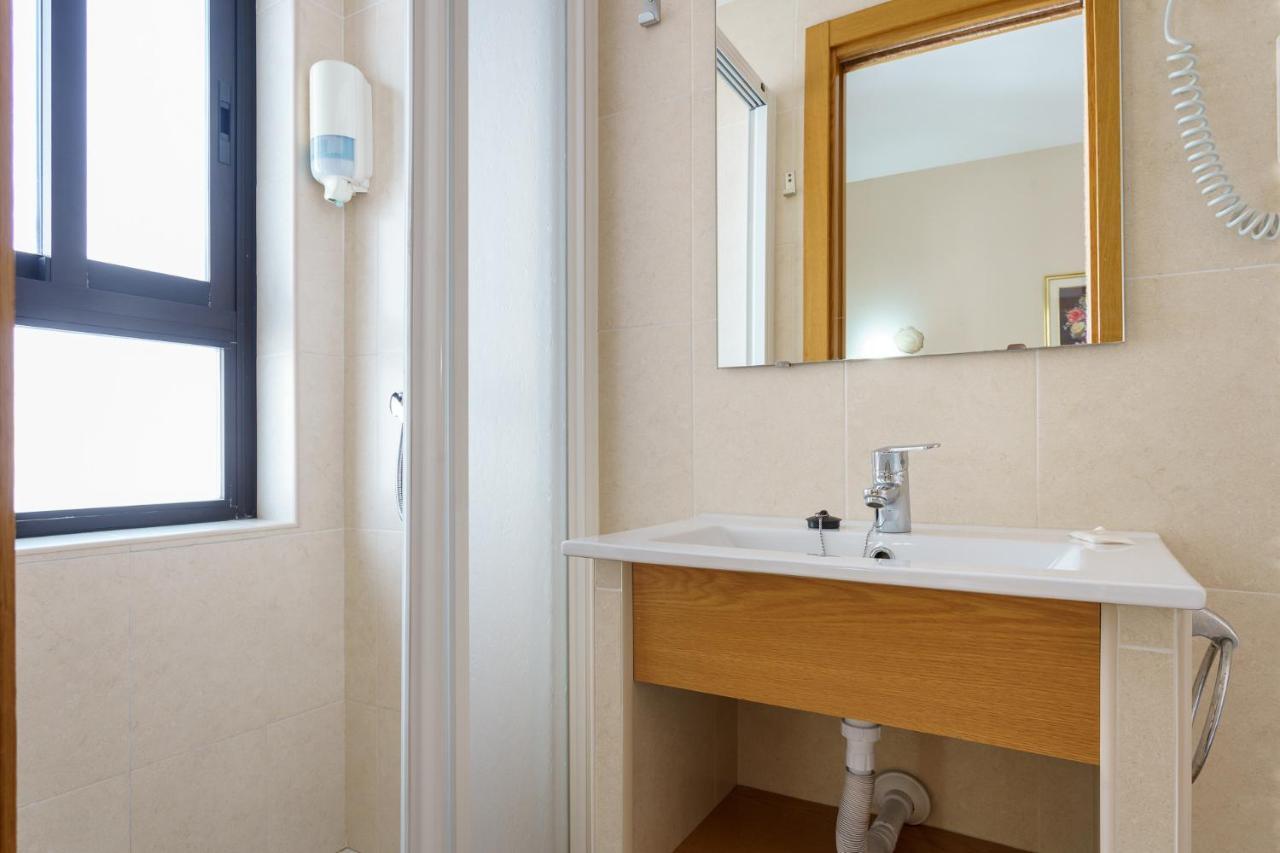 Hostal Costabella Powered By Faro Homes Фуэнхирола Экстерьер фото