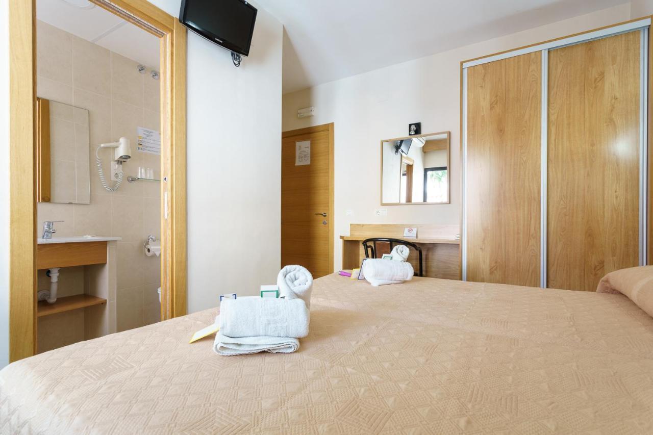 Hostal Costabella Powered By Faro Homes Фуэнхирола Экстерьер фото